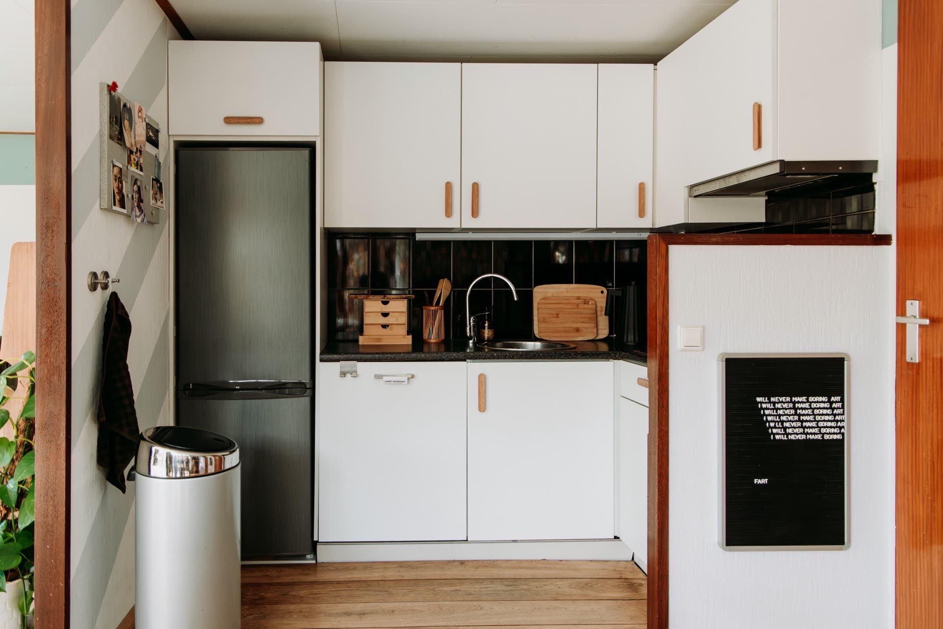 Keukenhoek van Chalet Lila met letterboard en houten handgrepen