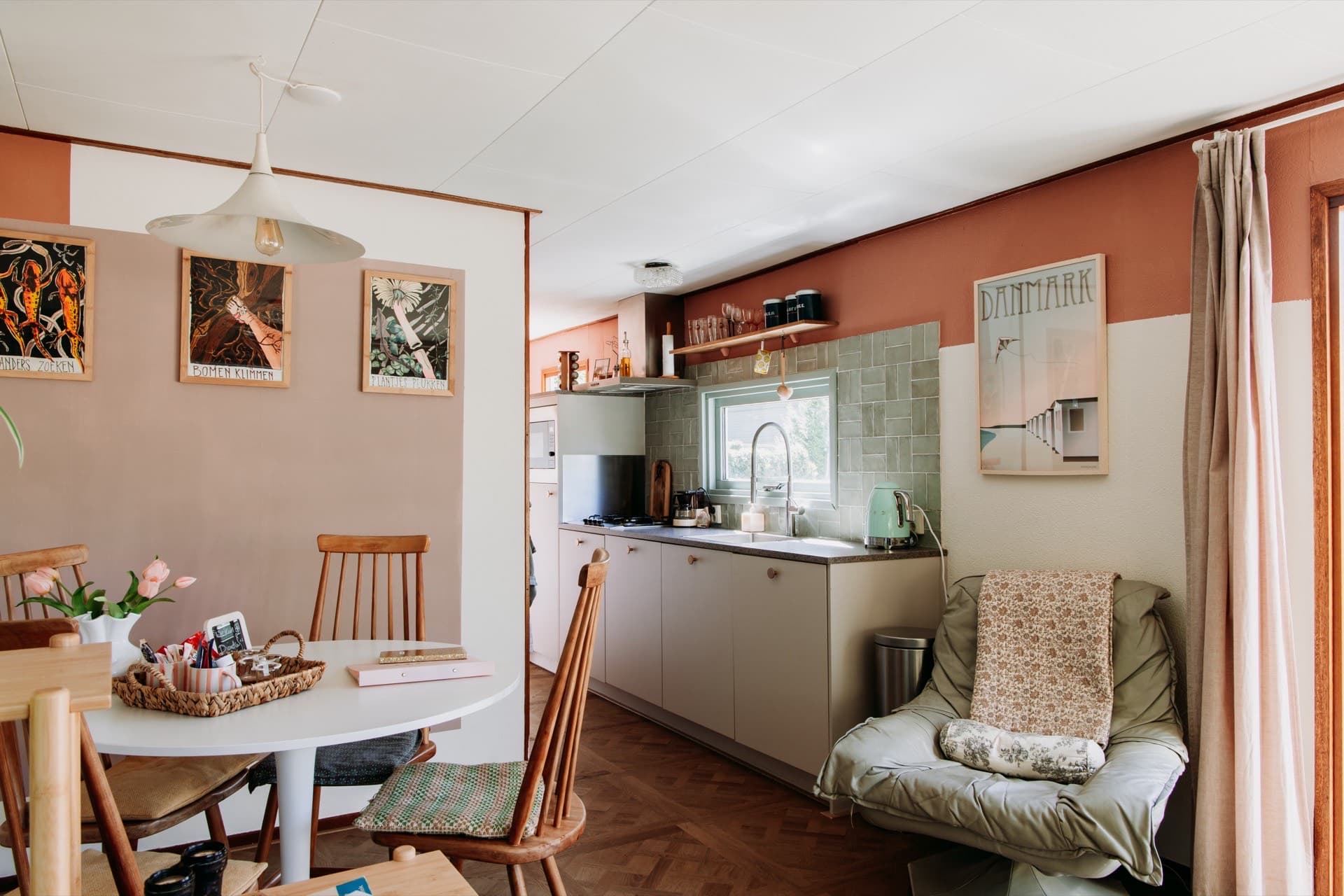 Eethoek, keuken met groene tegels en leeshoek in Chalet Olijfje
